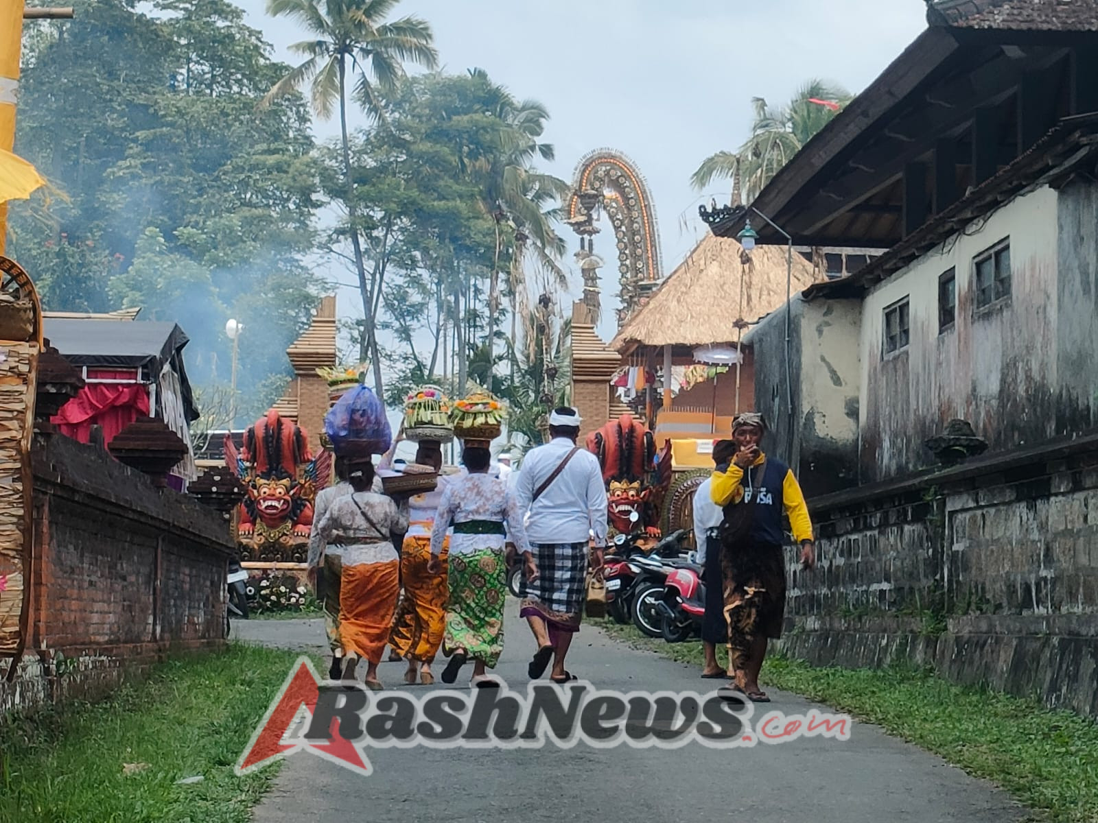 Babinsa Desa Tiga Bersama Pecalang Wujudkan Rasa Aman dalam Upacara Keagamaan di Pura Penataran Bale Agung