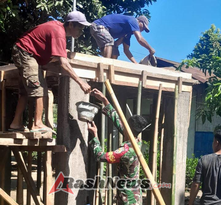 Babinsa Koramil 1624-02/Adonara Gotong – Royong Pembuatan Bak Air Bersih di Desa Karinglamalowuk