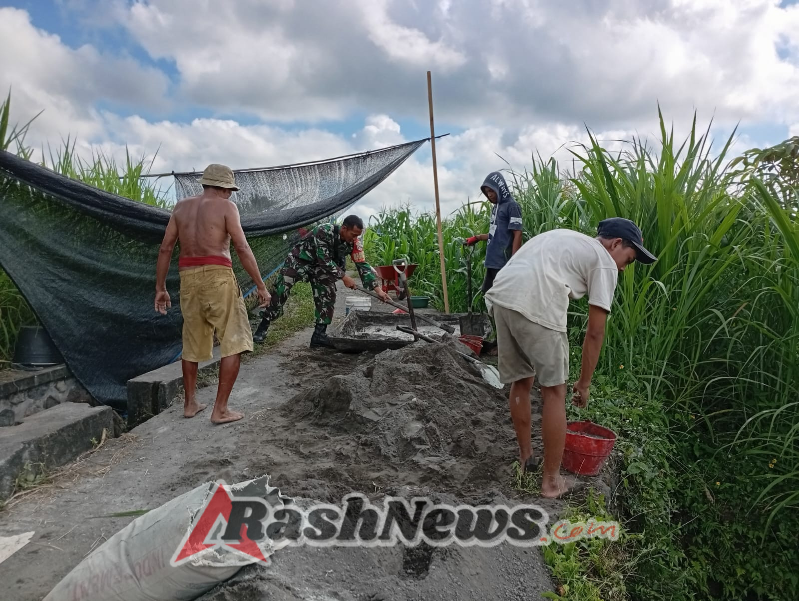 Upaya tingkatkan produksi pertanian, Babinsa Desa Bebandem bantu pengerjaan saluran irigasi.