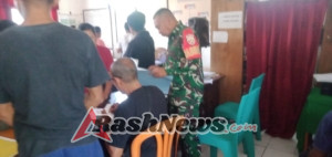 Babinsa Koramil 01 Ba’a Kawal Penyaluran Bansos dan PKH di Kelurahan Mokdale