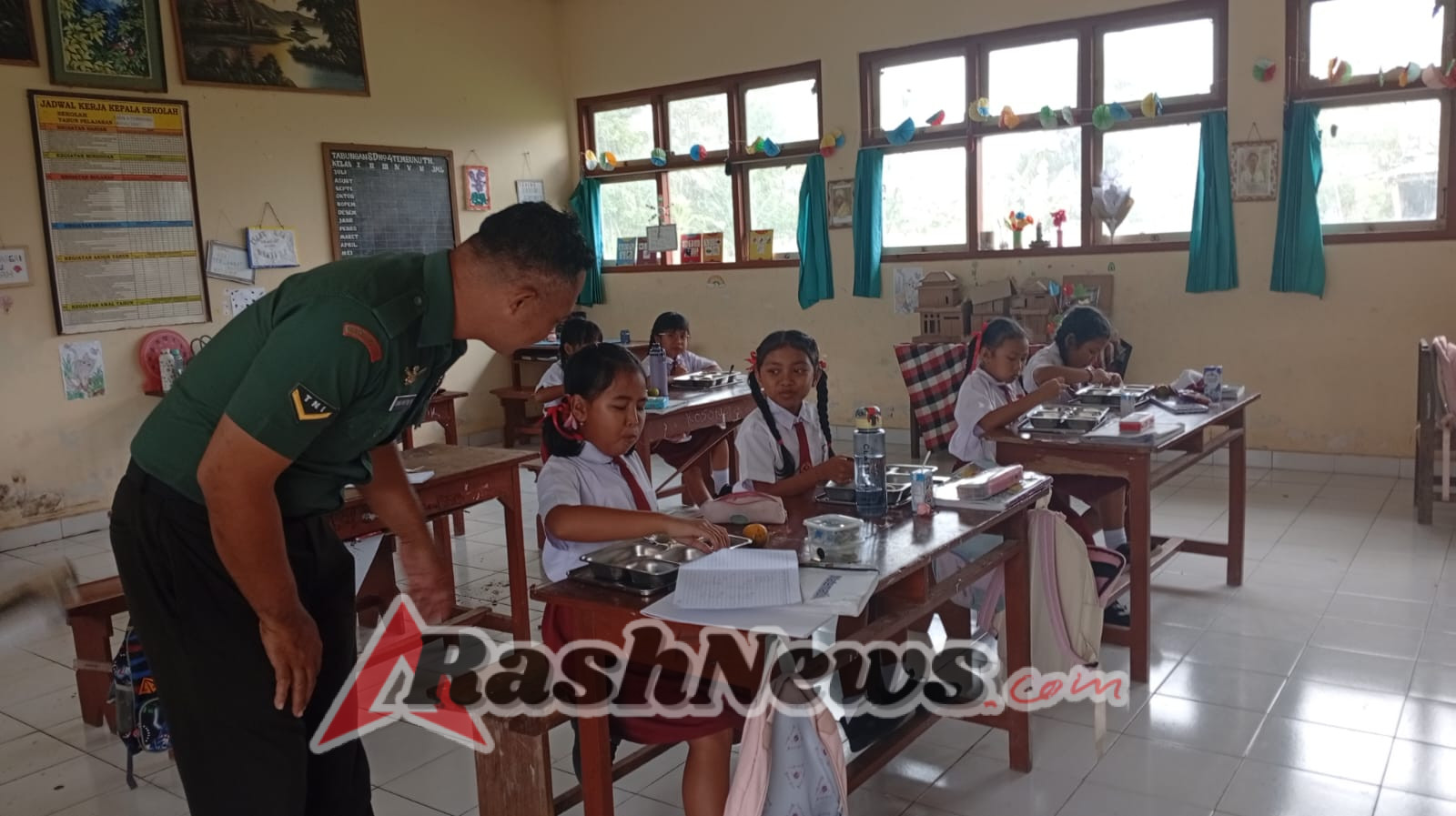 TNI Hadir di Tengah Masyarakat, Babinsa Desa Tembuku Kawal Program Gizi Seimbang di Sekolah