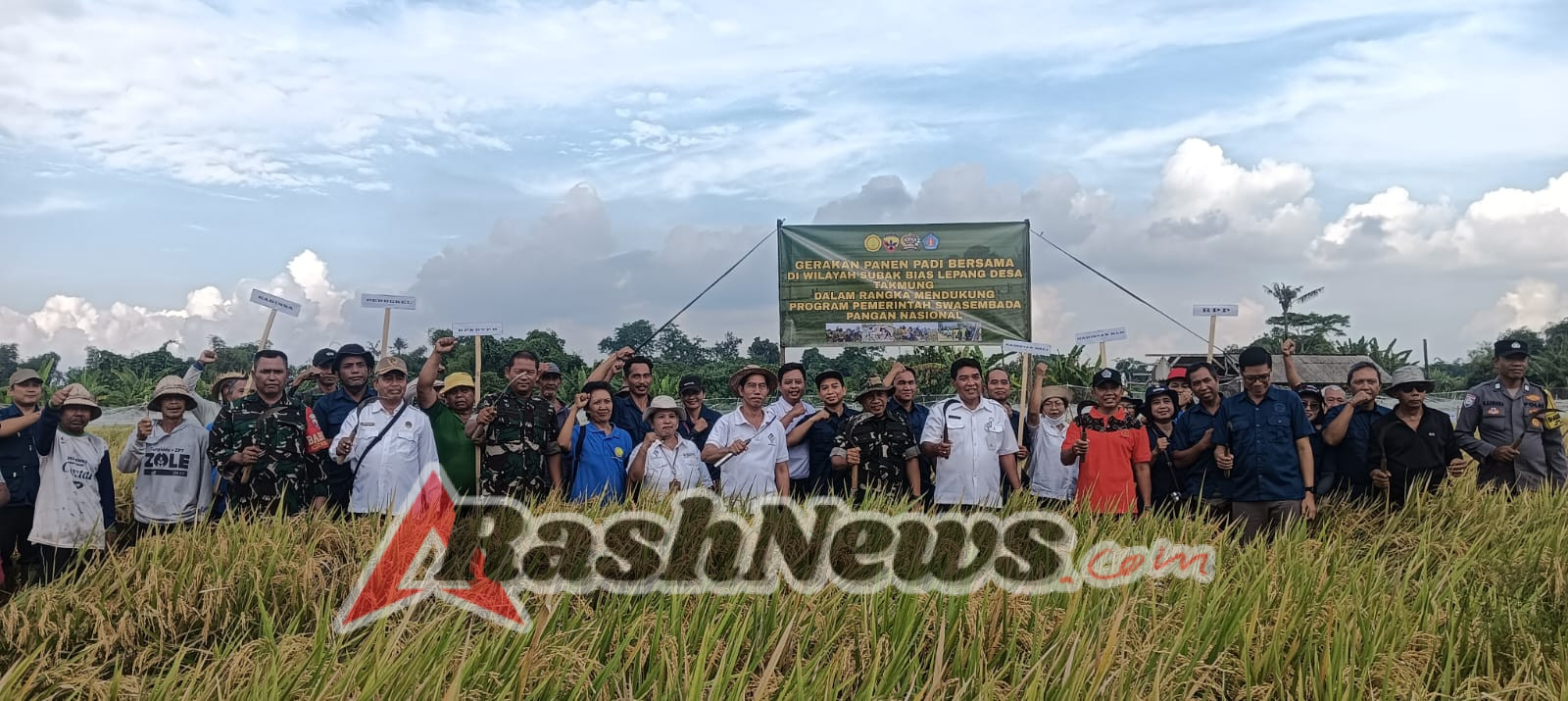 Sinergi TNI Dan Petani, Koramil Banjarangkan Hadiri Panen Raya Padi Di Subak Lepang