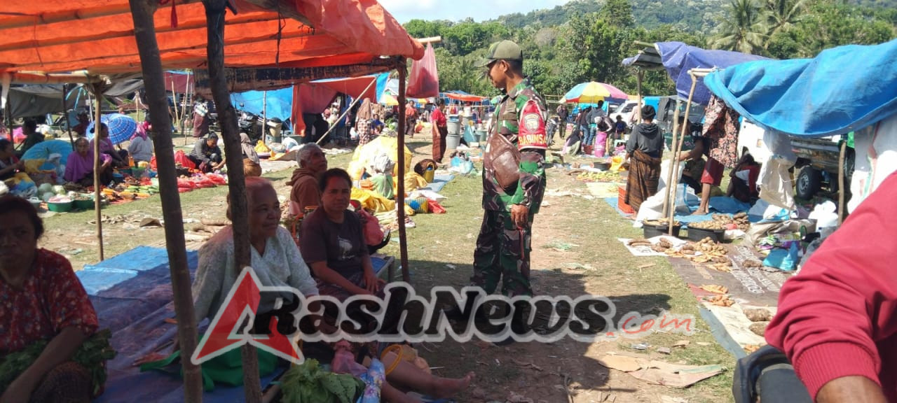 Babinsa Sertu Arnoldus Seba Ajak Warga Pasar Watuneso Jaga Kebersihan dan Kamtibmas