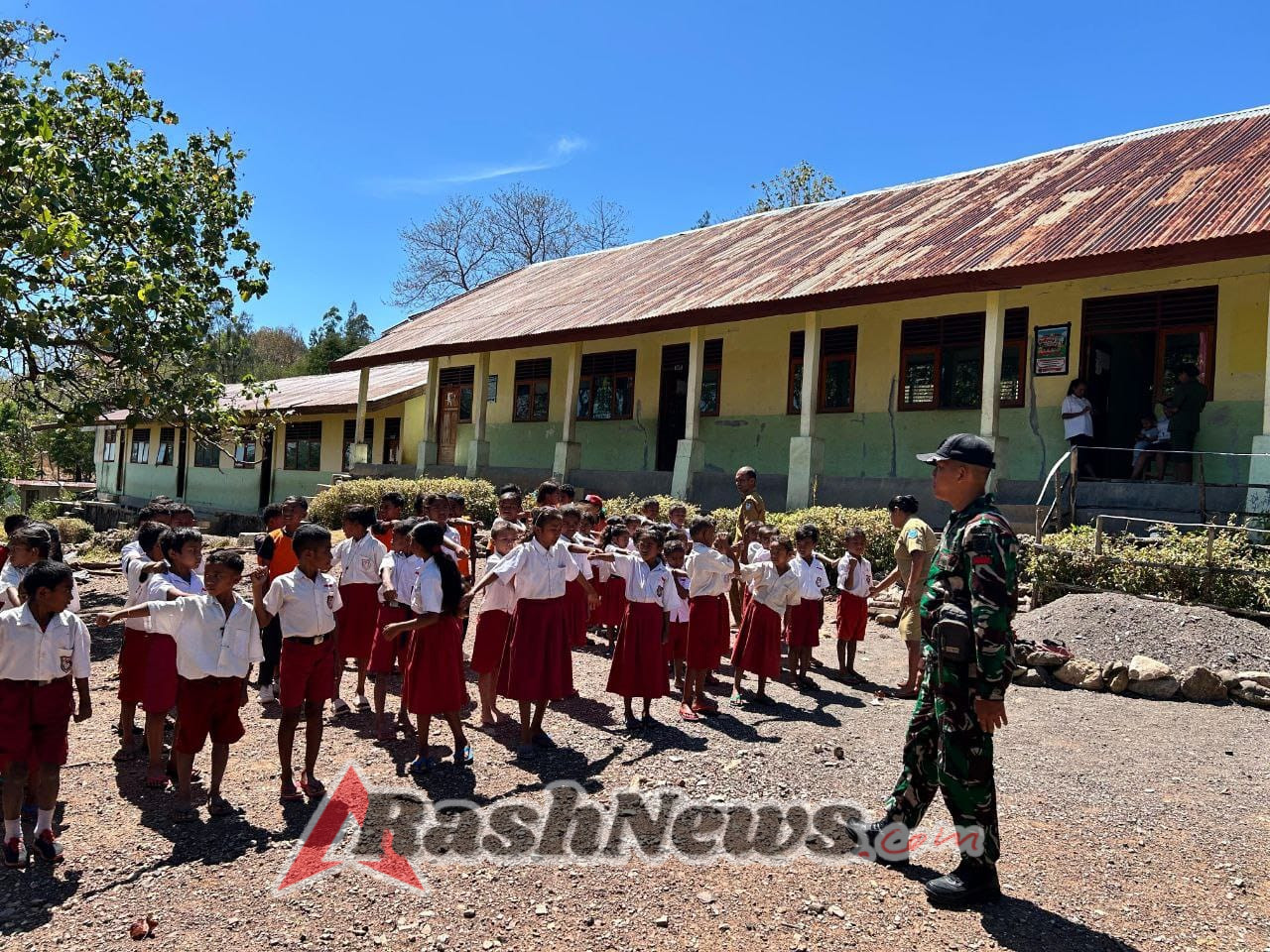 Tanamkan Jiwa Nasionalisme, Pos Oelbinose Kunjungi SDN Oelbinose