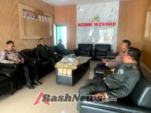 Kodim 1629/SBD Terima Kejutan Tumpeng dari Polres SBD di HUT TNI ke-80, Wujud Soliditas TNI-Polri