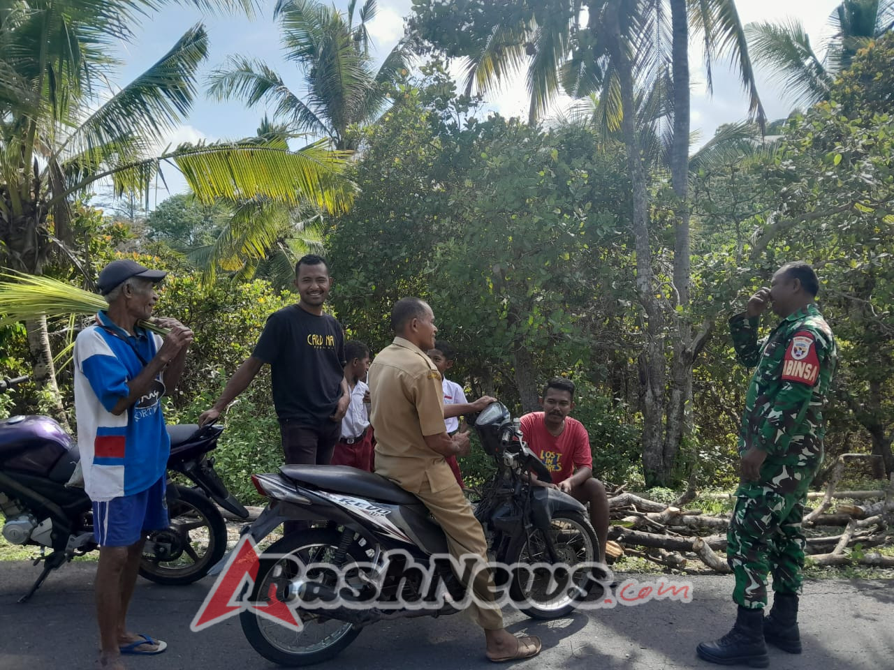Babinsa Maurole Dekatkan Diri dengan Masyarakat Lewat Komsos di Kecamatan Kotabaru