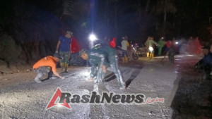 Gotong Royong Malam Hari Warnai TMMD ke-126 di Lingsar