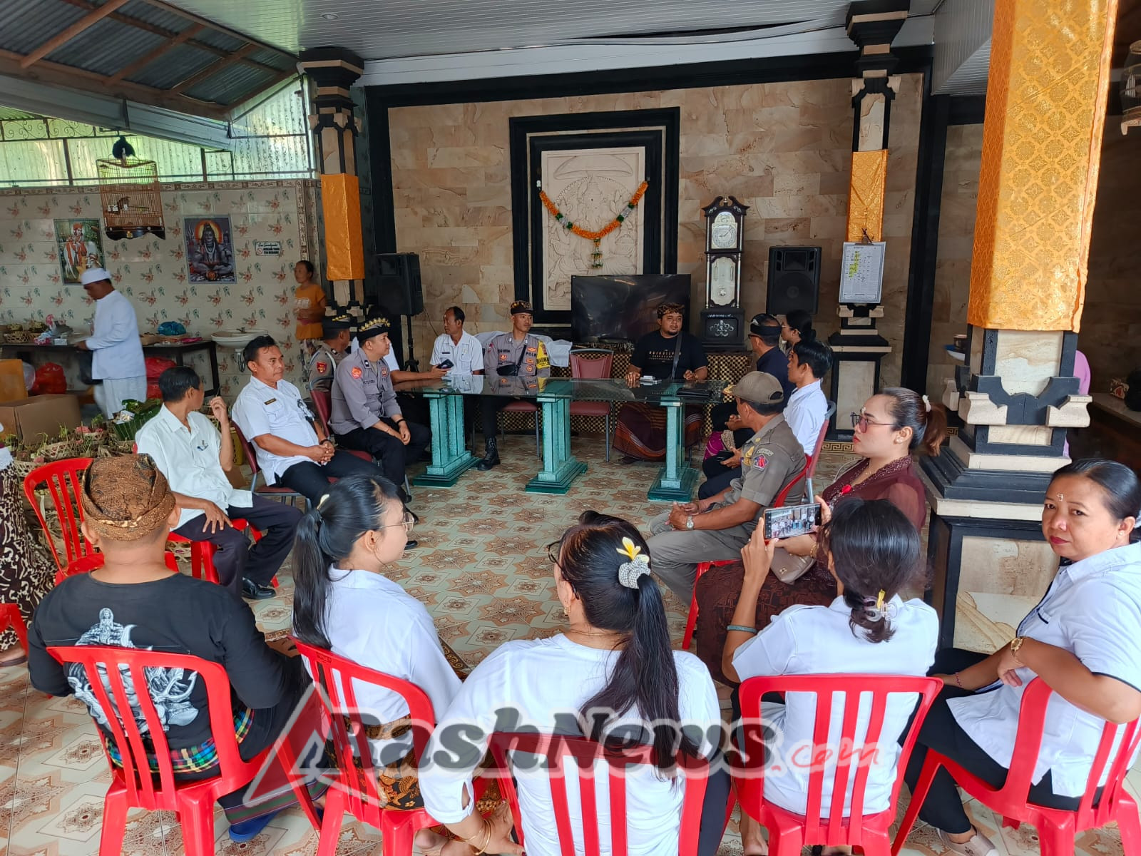 Danramil Busungbiu Hadiri Kegiatan Melayat di Rumah Duka Tokoh Agama Desa Kekeran