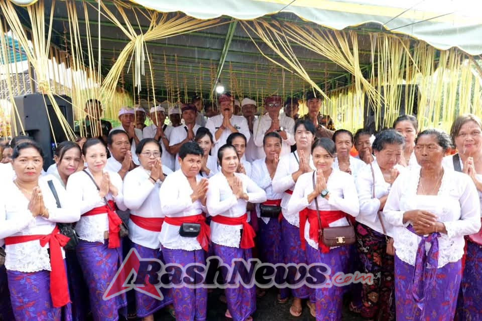 Wujud Sradha Bhakti dan Kebersamaan, Wabup Dirga Persembahyangan Bersama Krama Adat Mambang Kaja