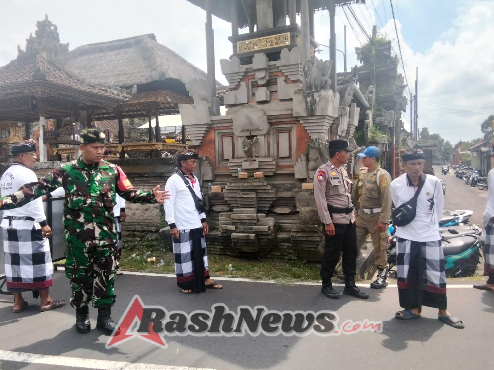 Kehadiran Babinsa Jadi Garda Depan Keamanan Upacara Adat dan Kegiatan Pemerintah di Wilayah Binaan