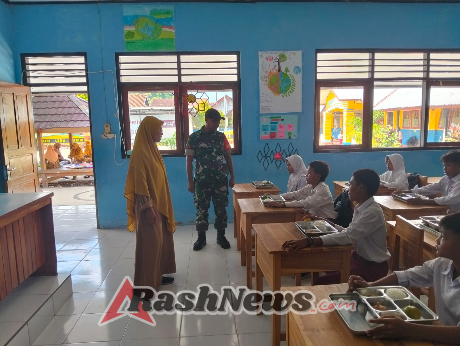 Koramil 1628-05/Jereweh Kawal Program MSG, Bukti Kepedulian TNI terhadap Kesehatan Pelajar