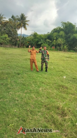 Perkuat Ekonomi Desa, Babinsa dan Kades Lalarliang Tinjau Lahan Koperasi Merah Putih