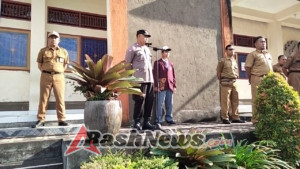 Bhabinkamtibnas Desa Bantas sebagai pembina upacara di SMKN 3 Tabanan di Bantas