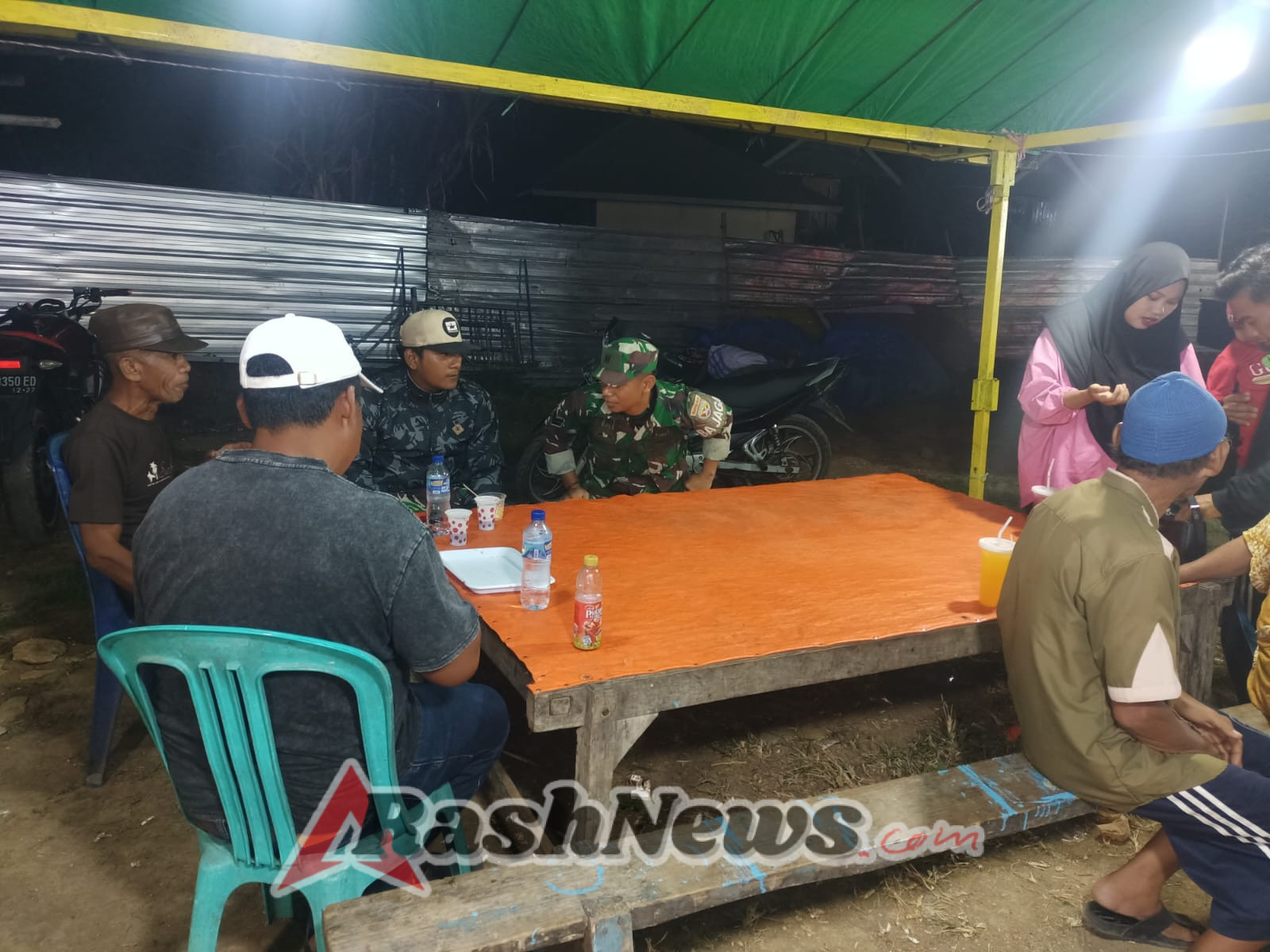 Sertu Syafrudin Laksanakan Patroli Malam di Wilayah Seteluk, Pastikan Situasi Aman dan Kondusif