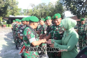 Dandim 1620/Loteng Pimpin Upacara Korp Raport 40 Anggota Naik Pangkat