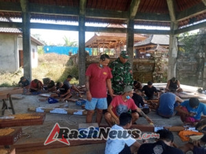 Babinsa Kopka Juliarta Dorong Semangat Kebersamaan Melalui Kegiatan Ngukir Bali di Desa Sumita