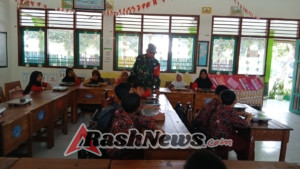 TNI Hadir untuk Anak Negeri, Babinsa Dampingi Penyaluran Makan Sehat Bergizi di SDN 12