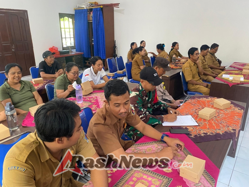 Komitmen TNI Sukseskan Program Dan Pembangunan Desa, Dua Babinsa Diterjunkan Danramil Klungkung Atensi Musdes Dan Musdesus