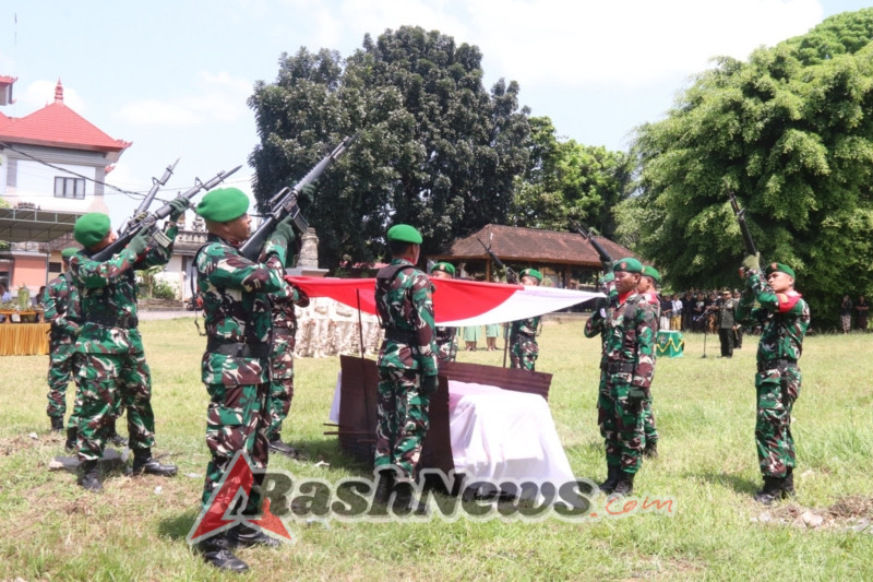 Tembakan Salvo Jadi Saksi Penghormatan Terakhir Untuk Almarhum Lettu Caj I Nyoman Sukrata