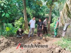 Jaga Kondusifitas Perkokoh Kemanunggalan, Babinsa Semarapura Kaja Gelar Komsos Disela Patroli