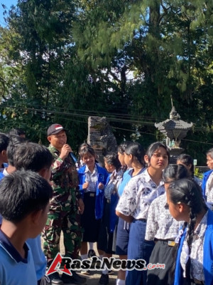TNI Dukung Pendidikan Karakter Siswa, Babinsa Sukasada Latih Baris-Berbaris dan Tanamkan Empat Aspek Dasar Pendidikan