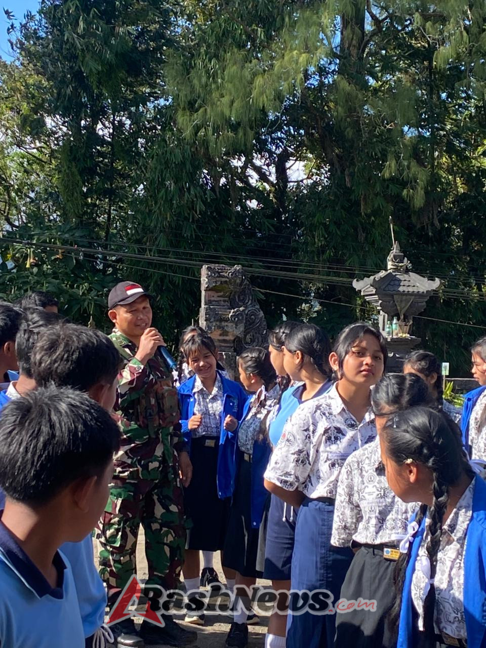 TNI Dukung Pendidikan Karakter Siswa, Babinsa Sukasada Latih Baris-Berbaris dan Tanamkan Empat Aspek Dasar Pendidikan