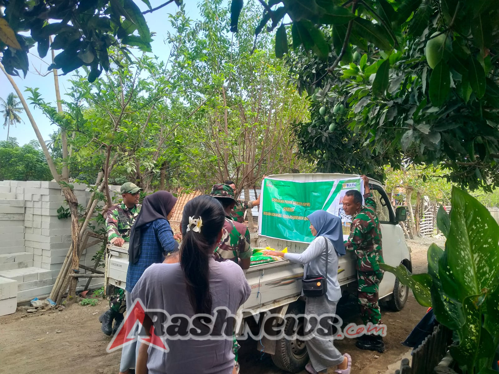 TNI Hadir untuk Rakyat: Koramil 1628-05/Jereweh Gelar Gerakan Pangan Murah Serentak