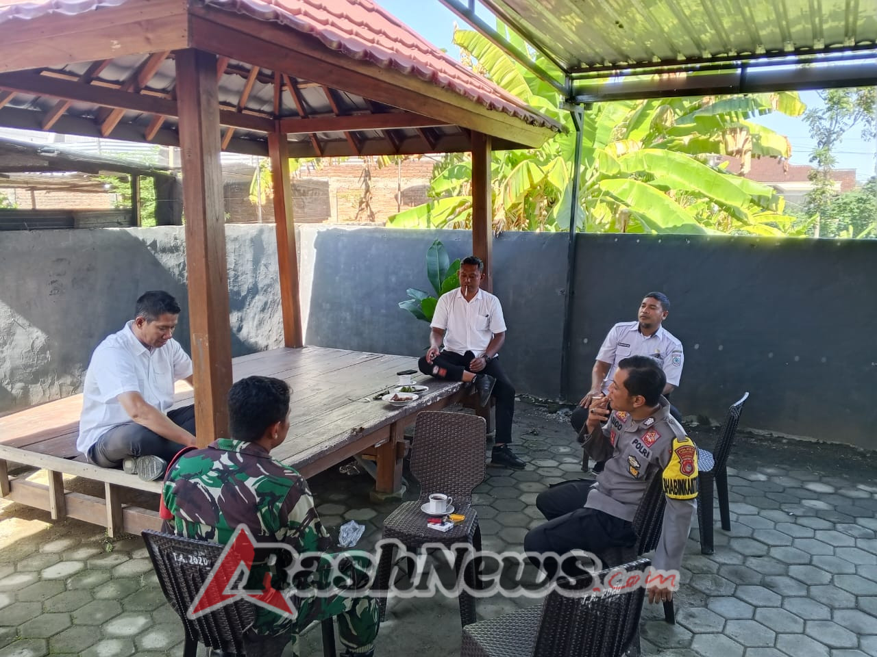 Dekat dengan Masyarakat, Babinsa Taliwang Tingkatkan Komsos Bersama Staf Kelurahan Arab Kenangan