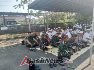 Doa Bersama di Pura Giri Jaya Nata, Personel Koramil 05, Polsek dan Camat Kerambitan Hadiri Upacara Piodalan
