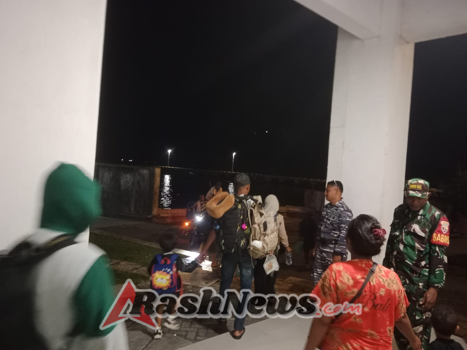 Babinsa Ende Bersinergi dengan Instansi Terkait Amankan Aktifitas Kapal KM Binaiya