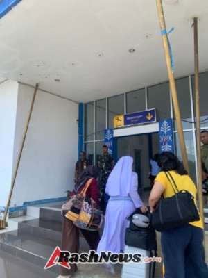 Babinsa Koramil 1624-01 Larantuka Himbau Penumpang Patuhi Aturan Bandara