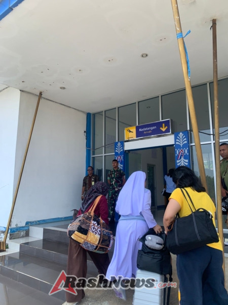 Babinsa Koramil 1624-01 Larantuka Himbau Penumpang Patuhi Aturan Bandara