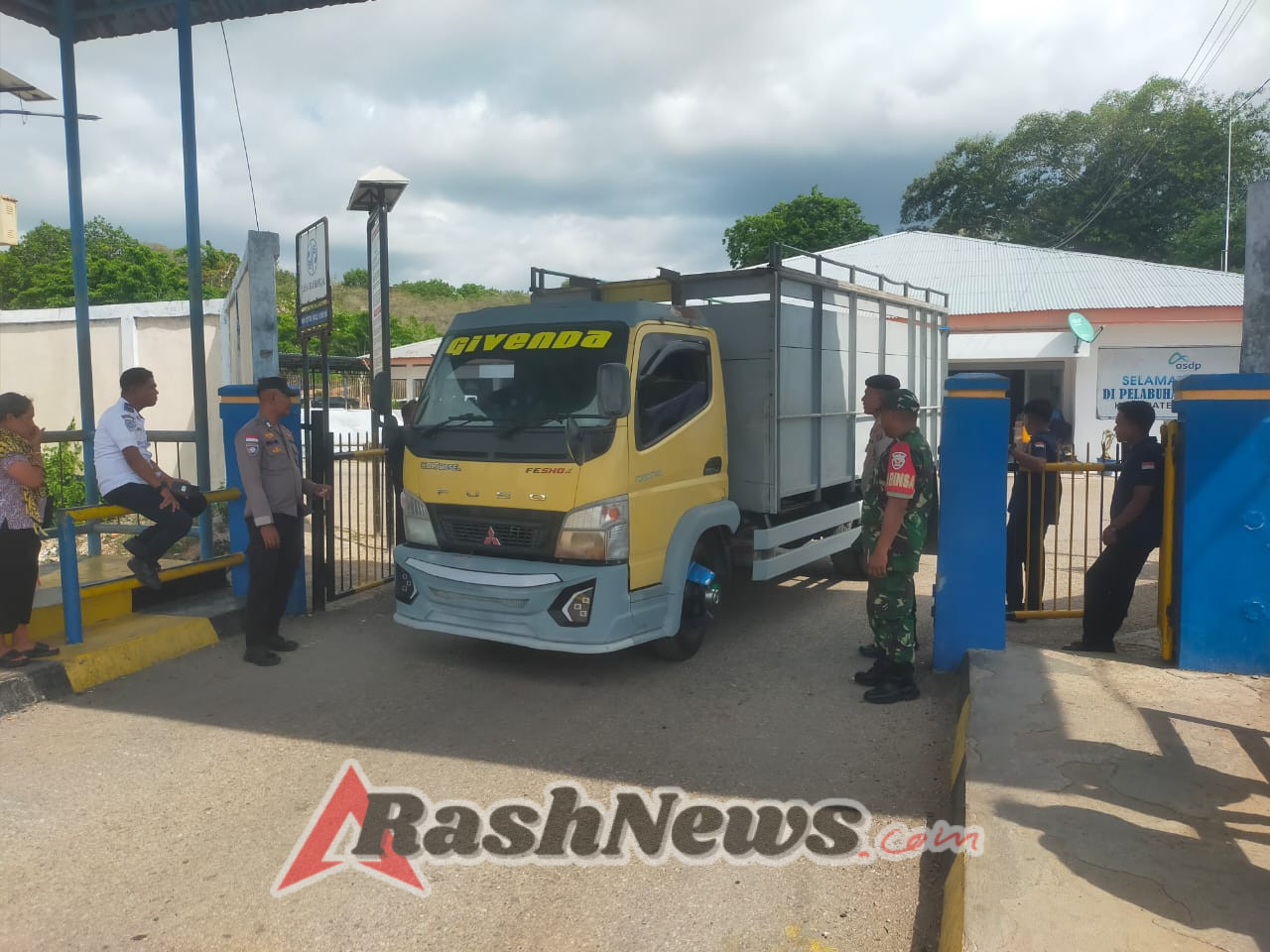 Babinsa Pantai Baru Amankan Keberangkatan Kapal Fery Kalibodri di Pelabuhan Ofalangga