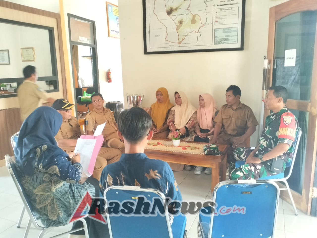 Babinsa Selalu Hadir di Tengah Masyarakat, Sertu Saiful Anas Jaga Kekompakan dan Keamanan Desa Kalimantong