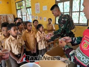 Kolak Manis dan Ilmu Berharga, Hadiah Satgas Pamtas untuk Anak Sekolah di Raihat