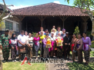 Perkenalkan Tradisi Bali, Babinsa Sidan Dampingi Wisata Edukasi Budaya