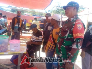 Kodim 1602/Ende Jaga Keamanan Pasar Detukeli dengan Kegiatan Komsos dan Pamwil