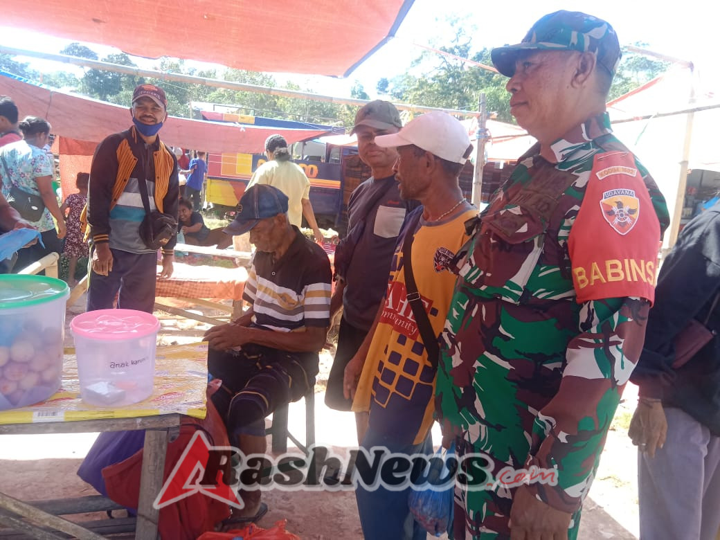 Kodim 1602/Ende Jaga Keamanan Pasar Detukeli dengan Kegiatan Komsos dan Pamwil