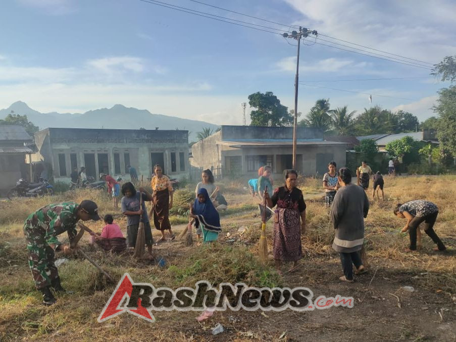 Babinsa Koramil 1603-04/Kewapante Tingkatkan Kebersihan Lingkungan Lewat Karya Bakti Pasar Geliting