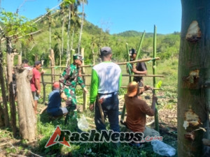 Babinsa Bersama Warga Batu Putih Bergotong Royong Bangun Infrastruktur Desa