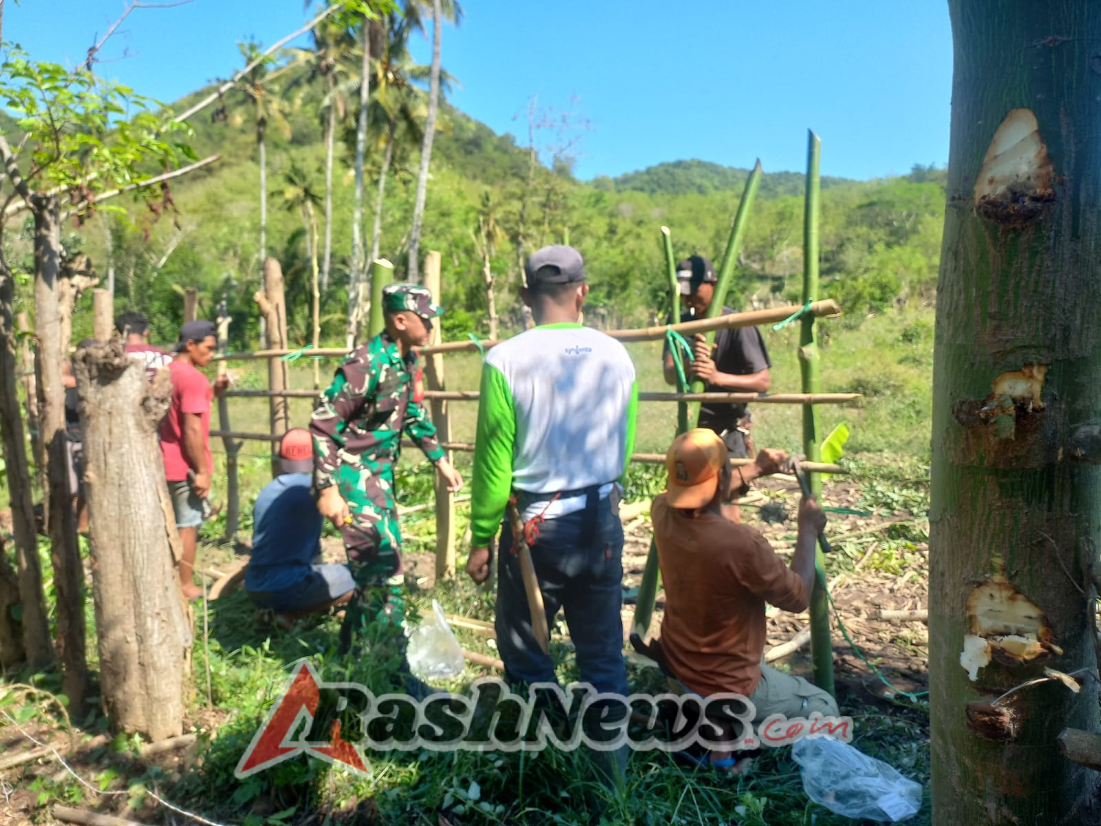Babinsa Bersama Warga Batu Putih Bergotong Royong Bangun Infrastruktur Desa