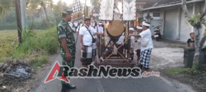 Wujud Kepedulian Babinsa, Kawal Jalannya Piodalan Berjalan Aman dan Lancar di Blahbatuh