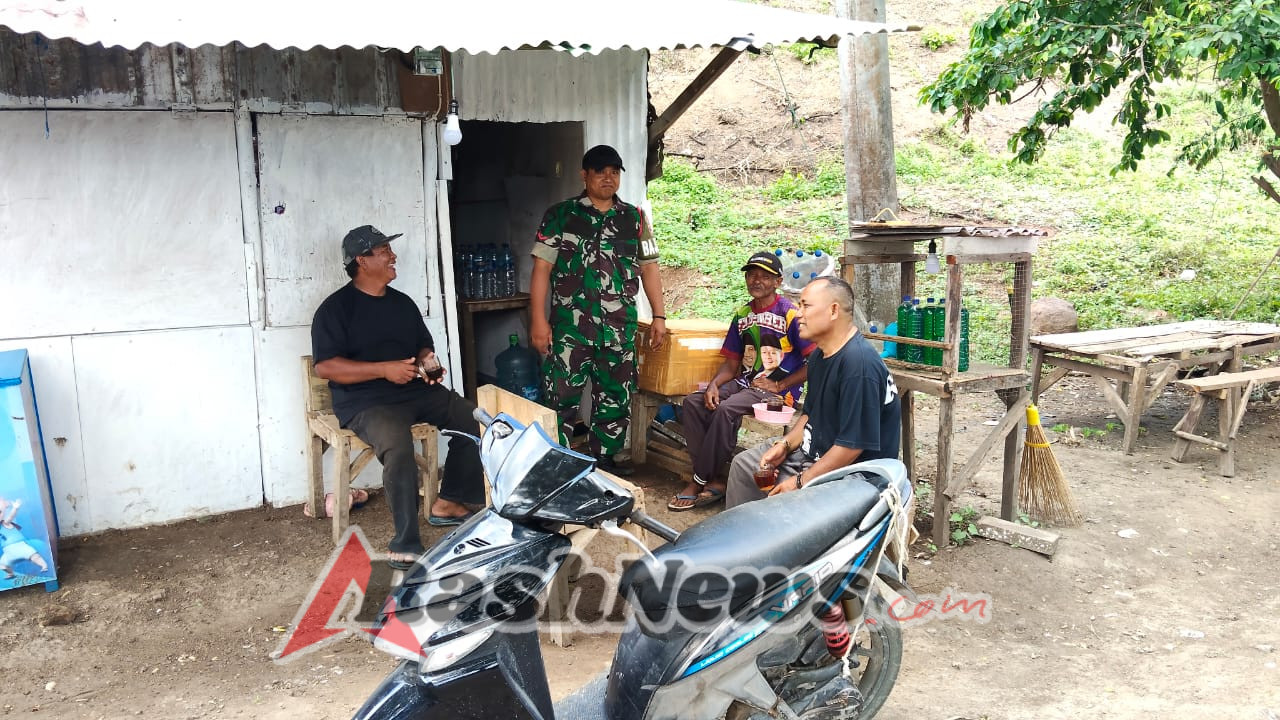 Komsos Babinsa Koramil 1628-02/Sekongkang Dorong Masyarakat Bukit Damai Jaga Ketertiban Lingkungan