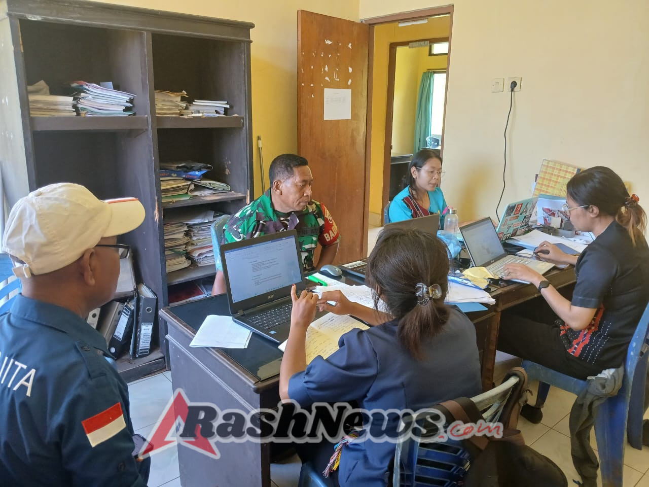 Babinsa dan Aparat Kecamatan Wolojita Koordinasi Tangani Keluhan Masyarakat