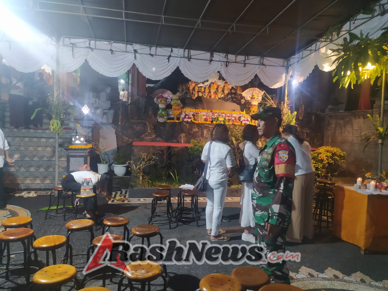 TNI Hadir untuk Harmoni, Babinsa Petandakan Kawal Perayaan Kathina Puja Berjalan Aman dan Lancar