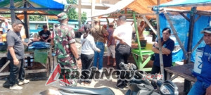 Babinsa Hadir di Tengah Masyarakat: Jaga Kamtibmas Saat Pemindahan Pedagang Pasar Mbongawani