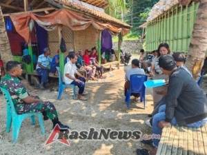 Babinsa Koramil 1602-01 Aktif Jaga Keamanan Lewat Komunikasi Sosial di Wajakeajaya