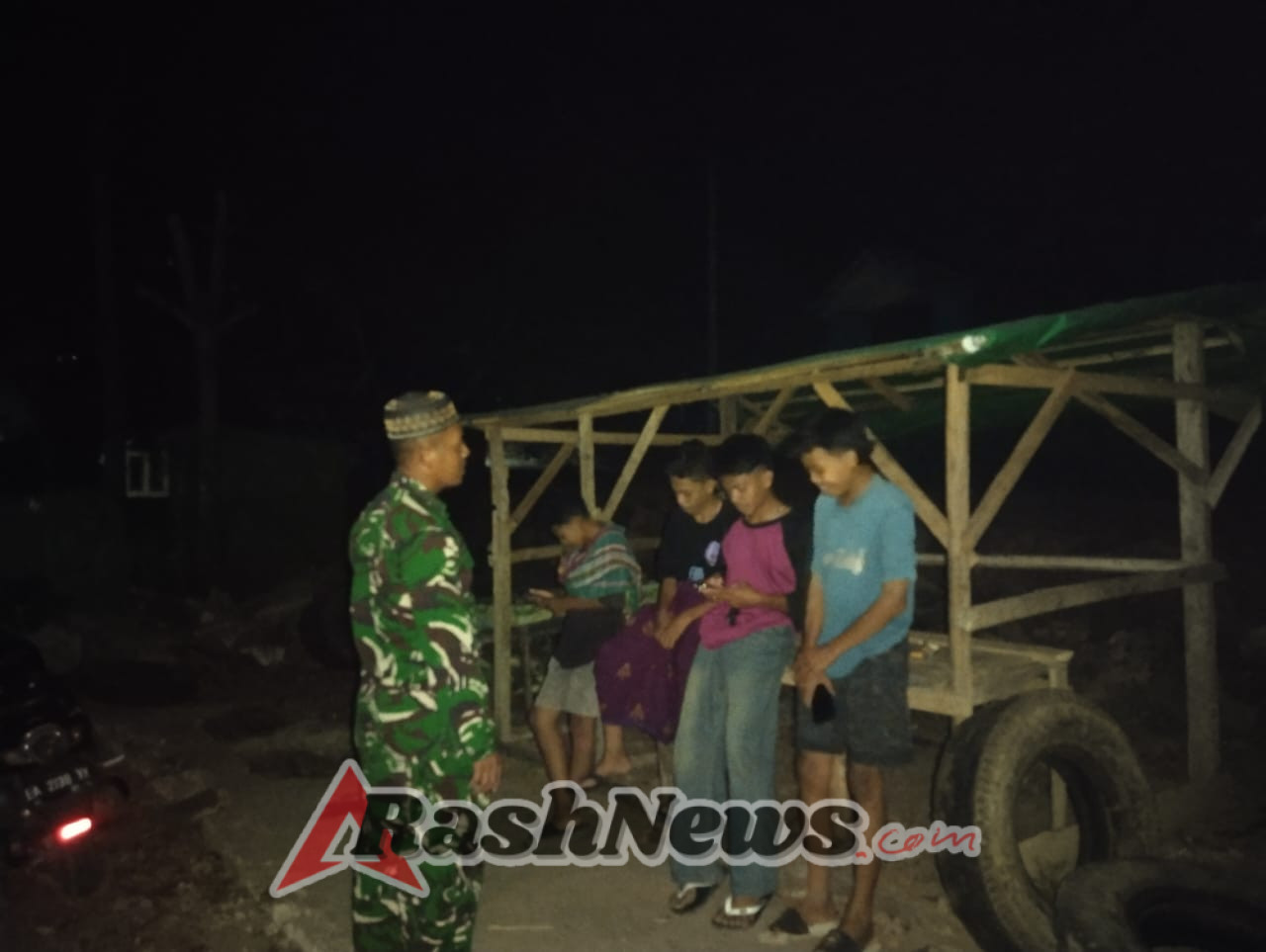 Patroli Malam di Kecamatan Donggo, Masyarakat dan Aparat Bersinergi Jaga Keamanan
