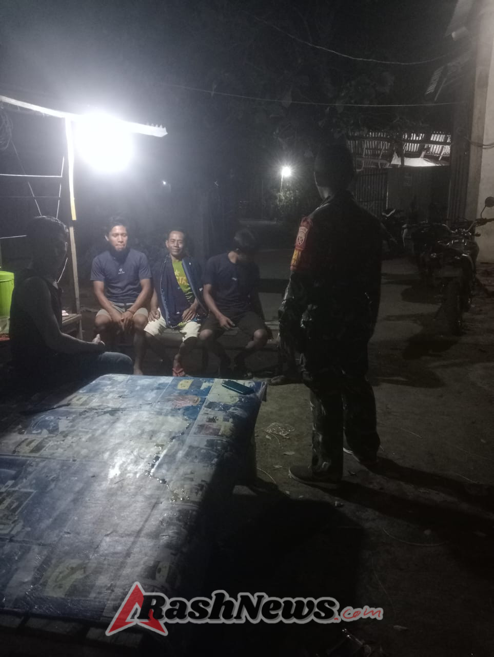 Ronda Malam Bersama Babinsa, Warga Dusun Campa Dihimbau Tidak Blokir Jalan