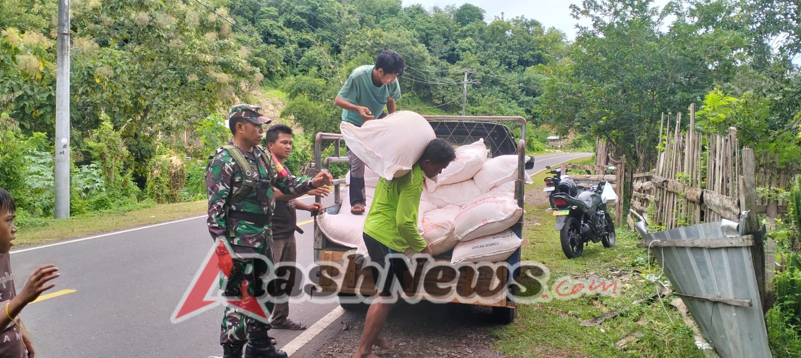 Dekat dengan Rakyat, Babinsa Madaprama Aktif Bantu dan Sosialisasikan Kamtibmas